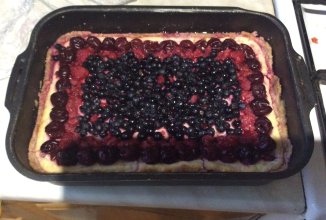 Творожный пирог с ягодами