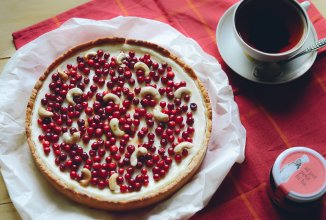 Двухцветный чизкейк со свежей брусникой и кешью