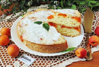 Шарлотка с абрикосами