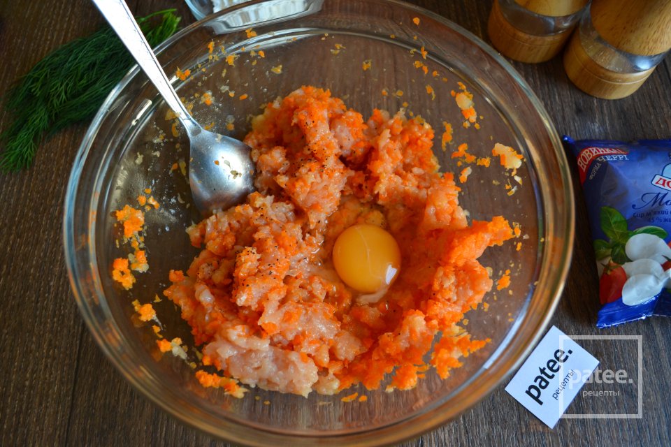 Куриные котлеты с моцареллой - Шаг 7