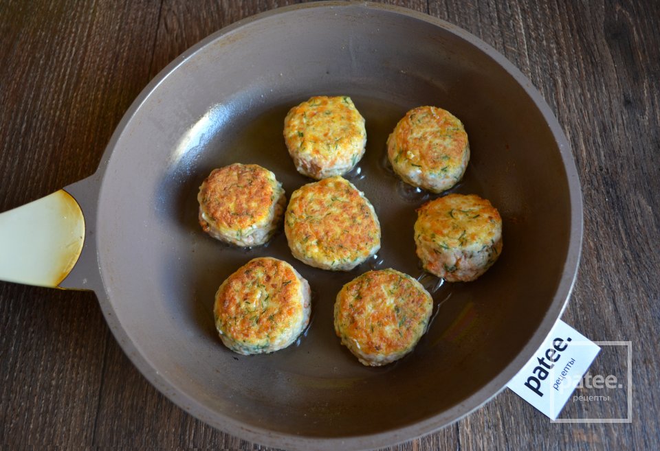Куриные котлеты с моцареллой - Шаг 13
