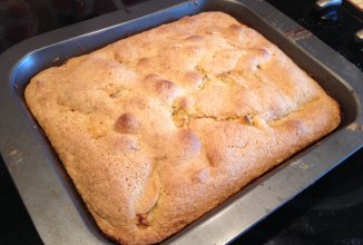 Яблочная шарлотка с сахарной корочкой