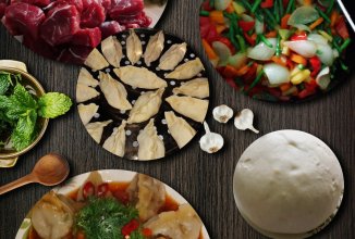 Манты в овощном соусе