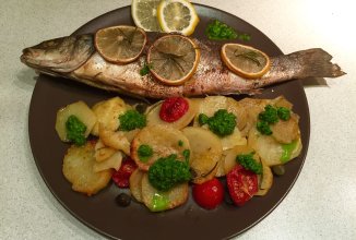 Сибас с картофелем, каперсами и помидорами