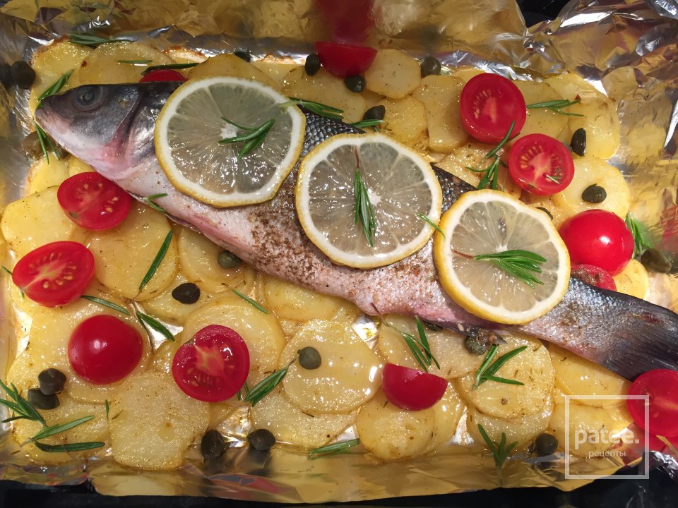 Сибас с картофелем, каперсами и помидорами - Шаг 5