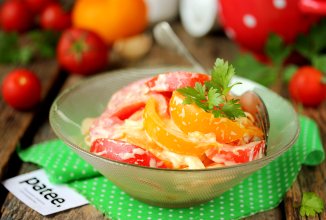 Салат из помидоров с сыром