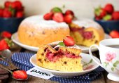 Бисквитный пирог с клубникой и шоколадом в мультиварке