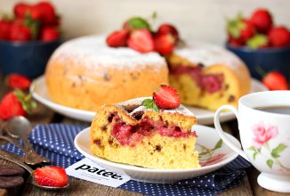 Бисквитный пирог с клубникой и шоколадом в мультиварке