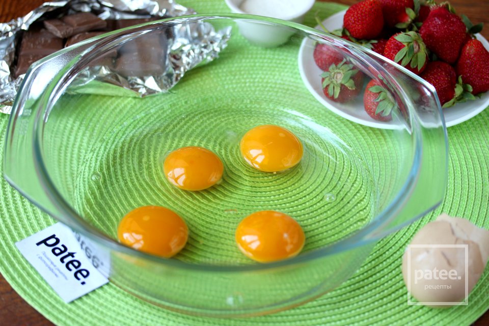 Бисквитный пирог с клубникой и шоколадом в мультиварке - Шаг 2