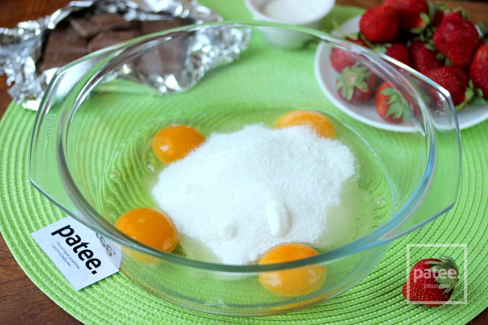 Бисквитный пирог с клубникой и шоколадом в мультиварке - Шаг 3