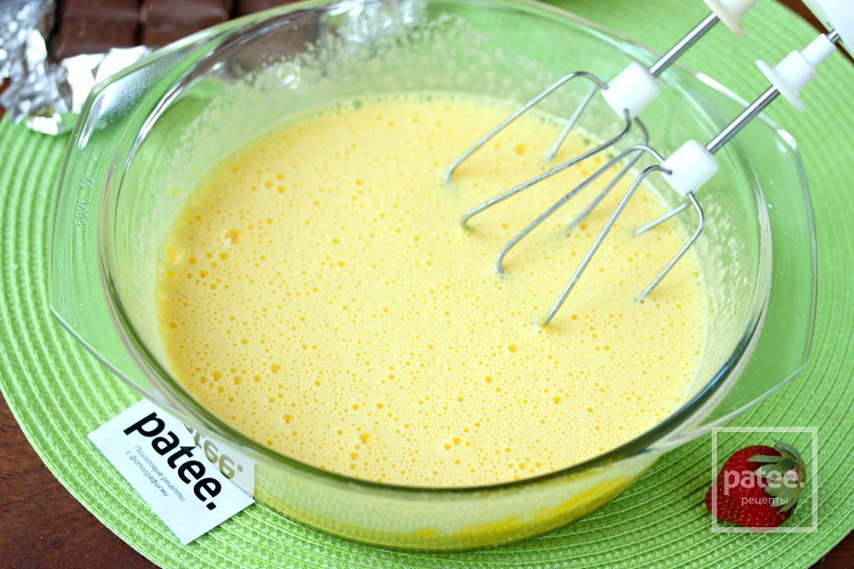 Бисквитный пирог с клубникой и шоколадом в мультиварке - Шаг 4