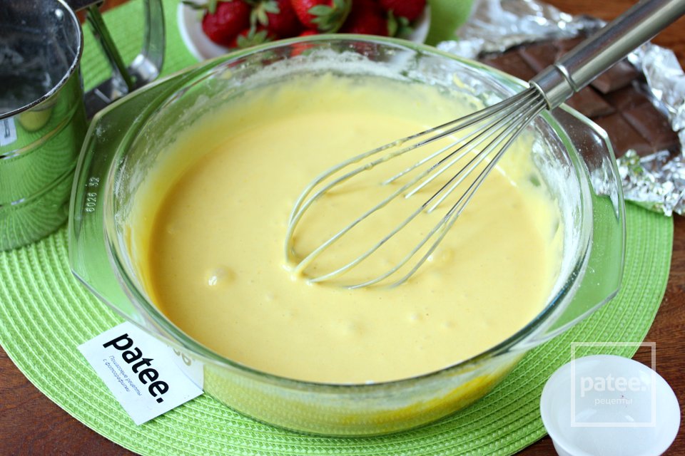 Бисквитный пирог с клубникой и шоколадом в мультиварке - Шаг 5