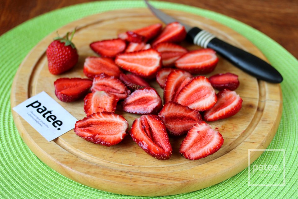 Бисквитный пирог с клубникой и шоколадом в мультиварке - Шаг 6