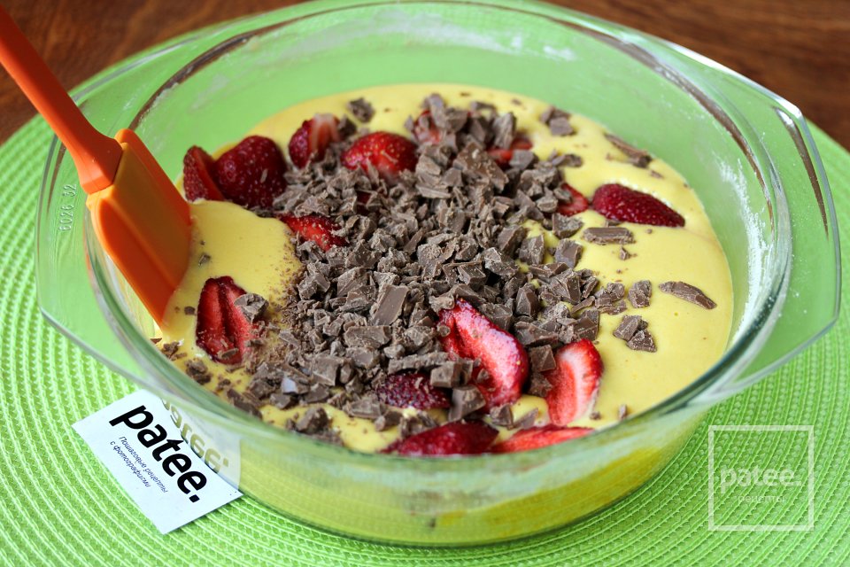 Бисквитный пирог с клубникой и шоколадом в мультиварке - Шаг 8