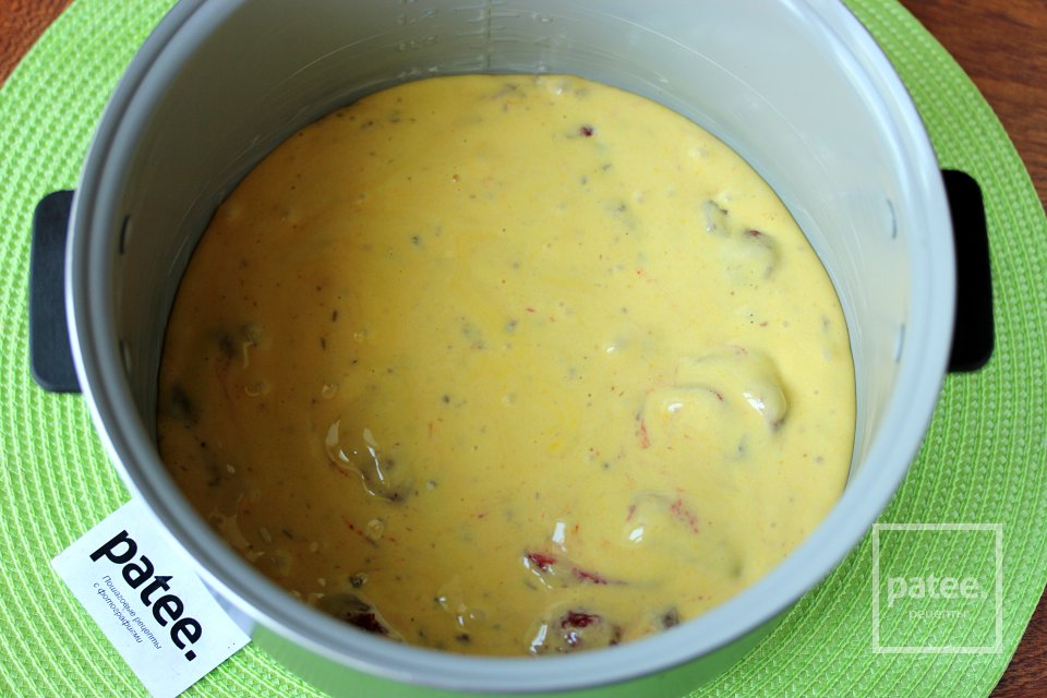 Бисквитный пирог с клубникой и шоколадом в мультиварке - Шаг 9