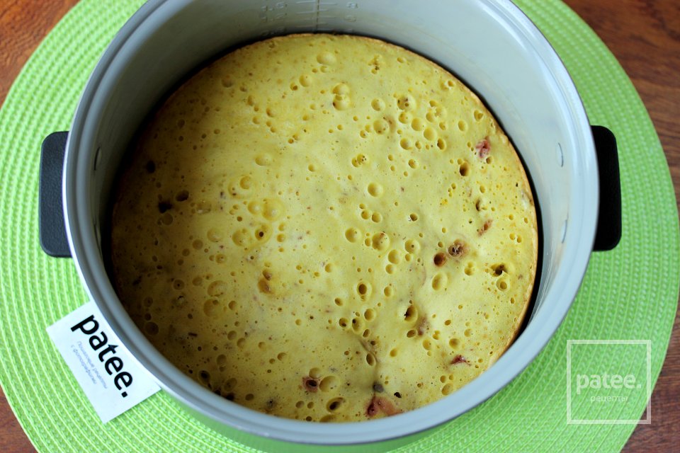 Бисквитный пирог с клубникой и шоколадом в мультиварке - Шаг 10