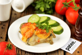 Сом с сыром и помидорами