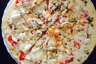 Пицца с курицей на сковородке