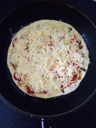 Пицца с курицей на сковородке - Шаг 5
