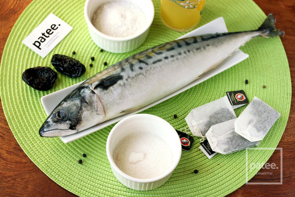 Скумбрия солёная с черносливом - Шаг 1