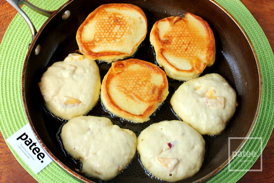 Дрожжевые оладьи с нектарином - Шаг 11