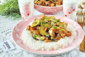 Стир-фрай из курицы с грибами и цуккини