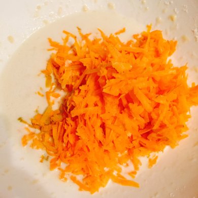 Оладушки ЗОЖ с морковкой и кокосовой стружкой - Шаг 2