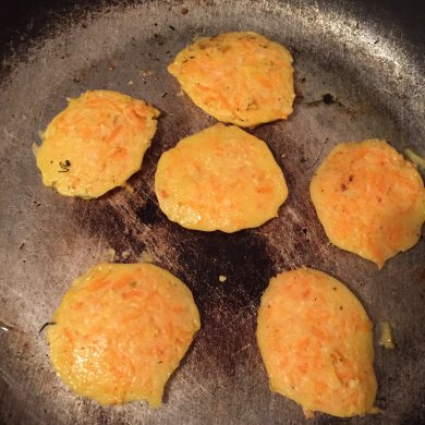 Оладушки ЗОЖ с морковкой и кокосовой стружкой - Шаг 4