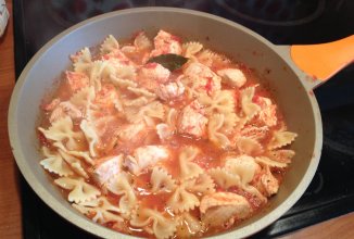 Фарфалле с индейкой в пряном томатном соусе