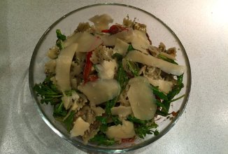 Салат с пастой, тунцом и вялеными томатами