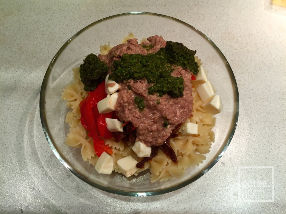 Салат с пастой, тунцом и вялеными томатами - Шаг 4