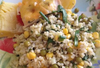 Теплый салат из Булгура с зеленым горошком и кукурузой(приправлено розмарином)
