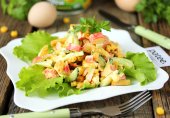 Крабовый салат с сухариками