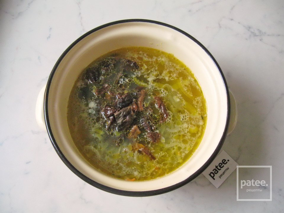 Рассольник с сухими лесными грибами - Шаг 11