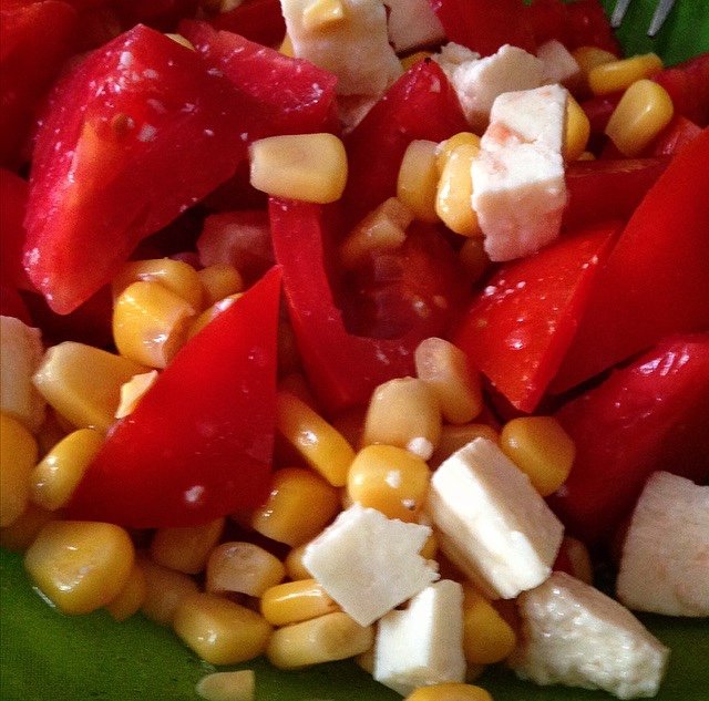 Пп салат с кукурузой , сыром и помидорами