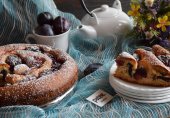 Пирог со сливами и маком
