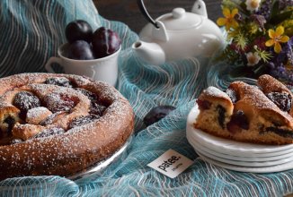 Пирог со сливами и маком