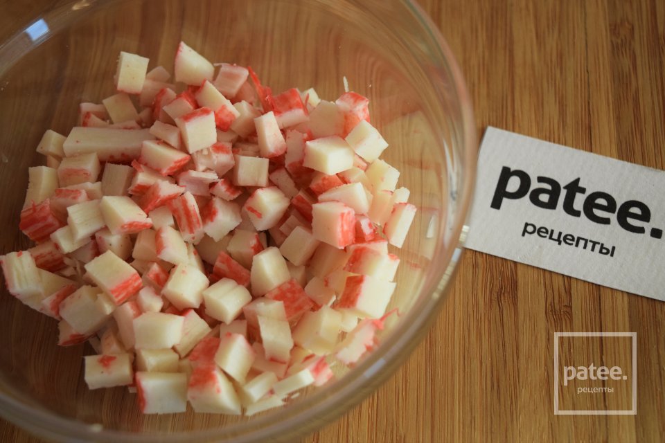 Салат с крабовыми палочками - Шаг 5