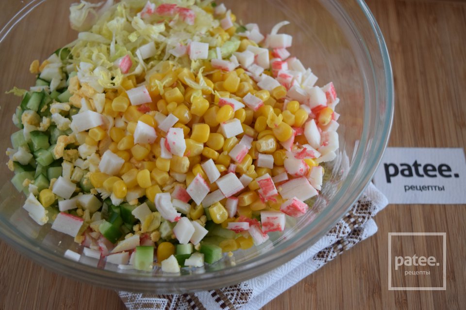 Салат с крабовыми палочками - Шаг 7