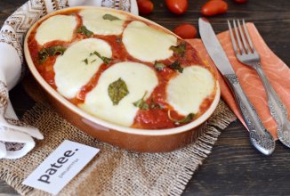 Куриная грудка в томатном соусе с моцареллой