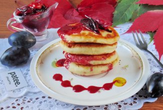 Сырники со сливами в карамели