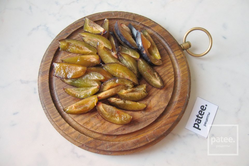 Сырники со сливами в карамели - Шаг 8