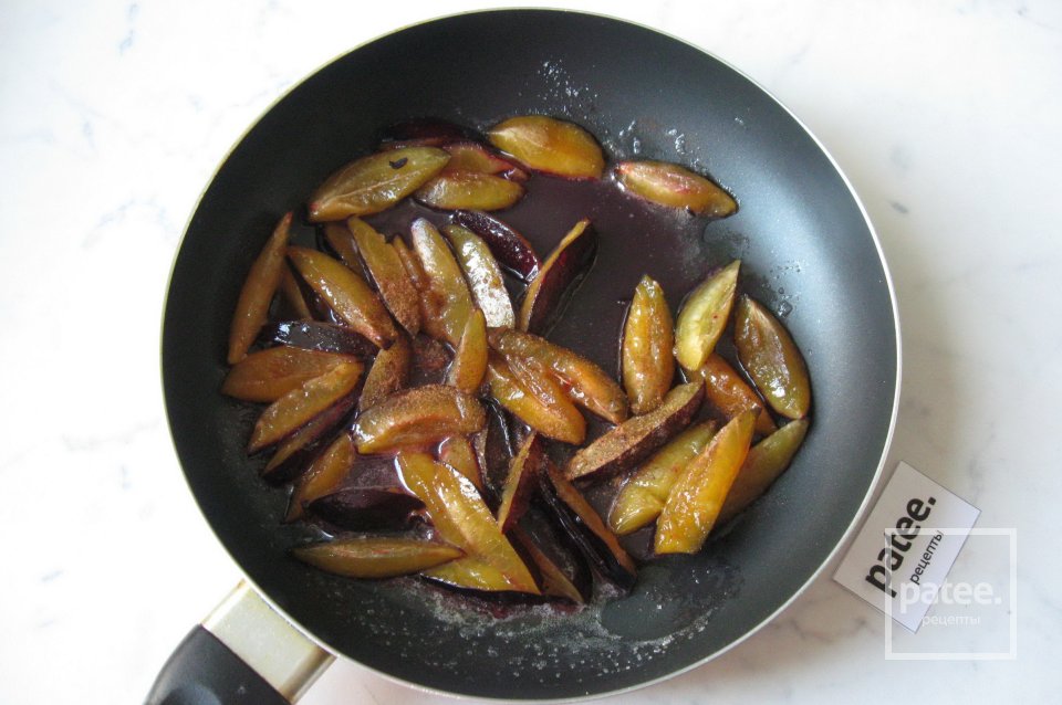 Сырники со сливами в карамели - Шаг 10