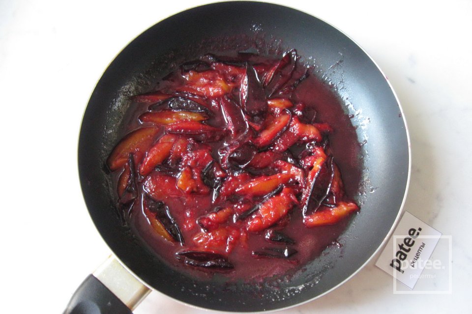 Сырники со сливами в карамели - Шаг 11