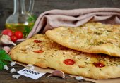 Фокачча с чесноком и прованскими травами