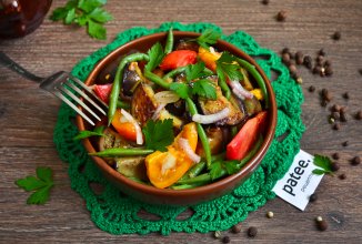 Теплый салат с баклажанами и спаржевой фасолью