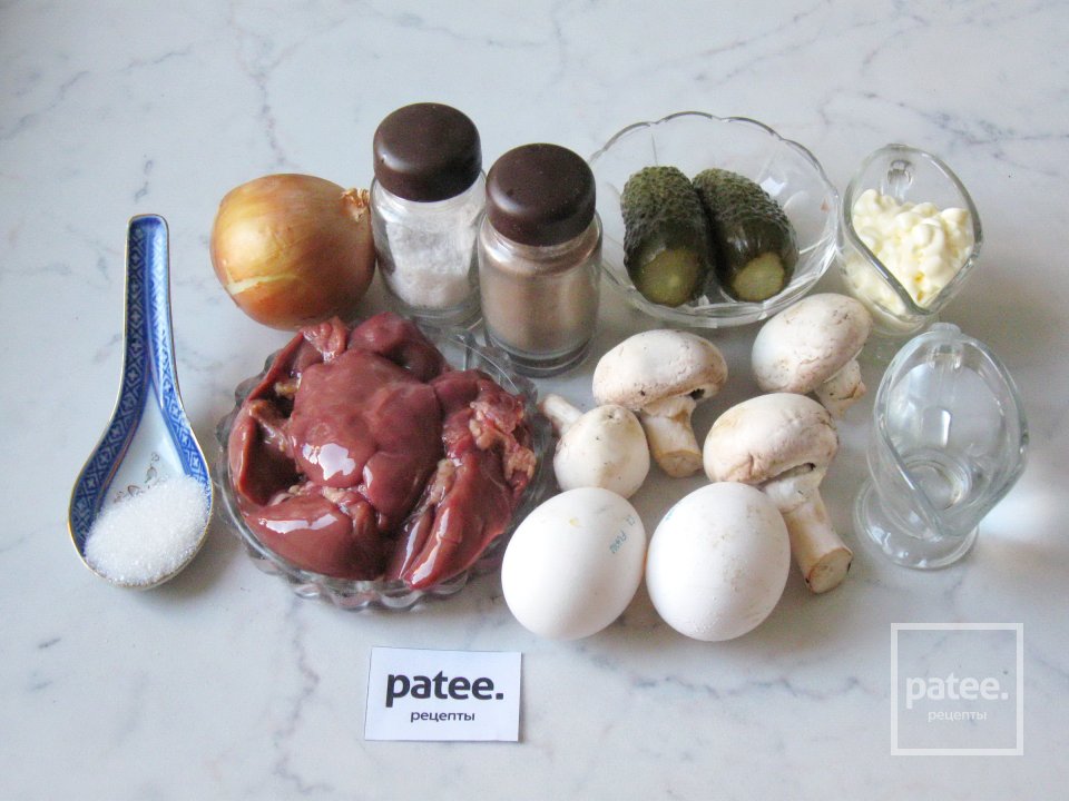 Салат из куриной печени с грибами и маринованным луком - Шаг 1