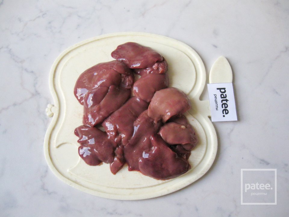 Салат из куриной печени с грибами и маринованным луком - Шаг 2