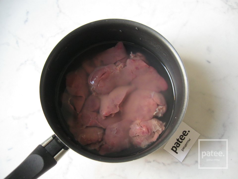 Салат из куриной печени с грибами и маринованным луком - Шаг 3