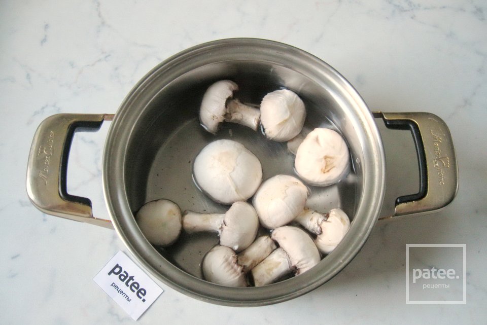 Салат из куриной печени с грибами и маринованным луком - Шаг 5